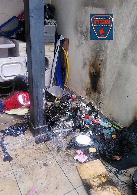 Servicios de emergencia atienden a un menor y proceden a la extinción del incendio en una vivienda - 1, Foto 1