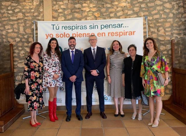 El consejero de Salud apoya a la Asociación Murciana de Fibrosis Quística en su I Comida Solidaria - 1, Foto 1