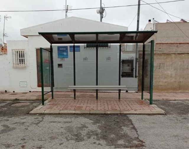 Instaladas cuatro nuevas marquesinas destinadas a uso vecinal y a la espera de los niños y niñas usuarios del transporte escolar - 1, Foto 1