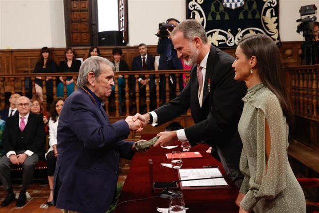 Iceta asiste junto a los Reyes a la entrega del Premio Cervantes 2022 a Rafael Cadenas - 1, Foto 1