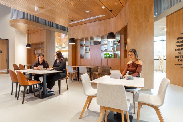 El 84% de las empresas que han adoptado el trabajo híbrido han reducido su uso de energía y su huella de carbono - 1, Foto 1