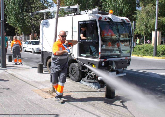El Ayuntamiento de Caravaca refuerza los medios humanos y materiales del plan de limpieza viaria de las fiestas patronales - 1, Foto 1