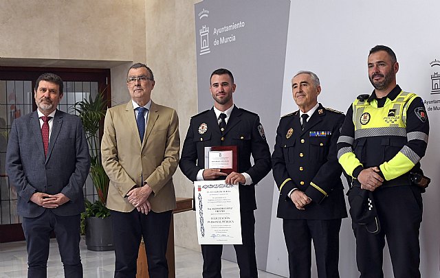 Murcia reconoce la labor y profesionalidad del Policía Local que salvó la vida de una persona impedida en un incendio - 1, Foto 1