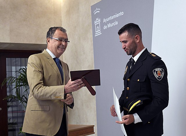 Murcia reconoce la labor y profesionalidad del Policía Local que salvó la vida de una persona impedida en un incendio - 2, Foto 2