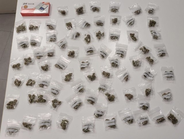 Detienen a un individuo por tráfico de drogas, en cuya operación se han incautado 75 dosis de marihuana, Foto 1