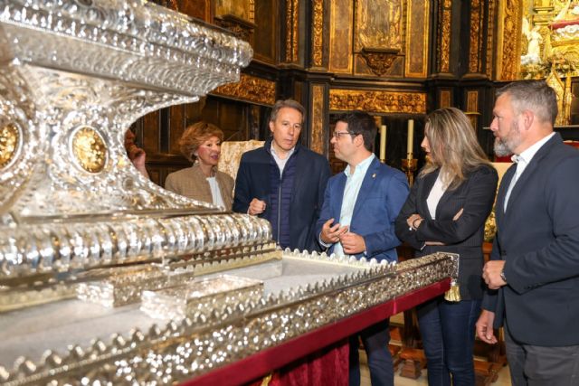 El alcalde Fulgencio Gil acompa&ntilde;a a la Hermandad de la Virgen de lasHuertasen el estreno del nuevotronopara la Patrona de Lorca - 3, Foto 3