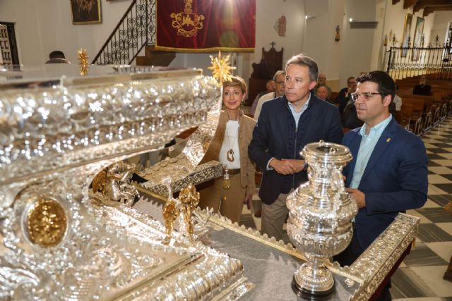 El alcalde Fulgencio Gil acompa&ntilde;a a la Hermandad de la Virgen de lasHuertasen el estreno del nuevotronopara la Patrona de Lorca - 4, Foto 4