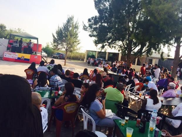 Autoridades municipales asisten a una comida solidaria de convivencia a beneficio de los damnificados del terremoto de Ecuador