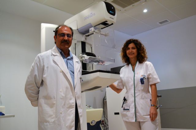Dr. José Guirao, Jefe de Radiología de Hospital La Vega, junto a la técnico de rayos, Fuensanta Gambín, Foto 1