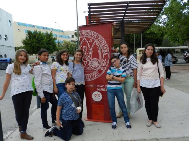 Alumnos del CEIP Santa Eulalia interpretan la obra Más que una cara bonita en la Facultad de Educación de la UMU, Foto 1
