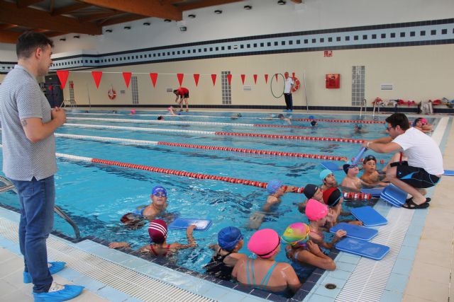 Los cuatro colegios de Puerto Lumbreras se unen al programa de natación escolar para mejorar las habilidades acuáticas de los escolares - 2, Foto 2