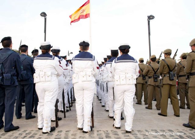 Acto de arriado solemne de Bandera en el puerto con motivo del Dia de las Fuerzas Armadas - 1, Foto 1