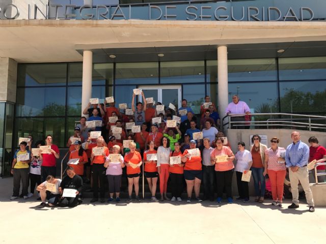 Un año más los usuarios de Prometeo y de Aidemar reciben sus diplomas por su participación en las Jornadas de Educación Vial. - 1, Foto 1