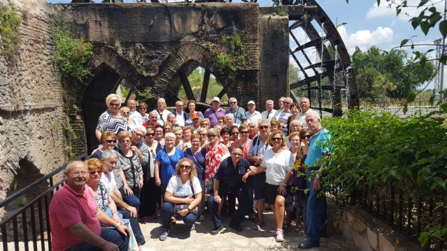 Los mayores conocen la tradición huertana y el entorno natural durante el mes de mayo - 1, Foto 1