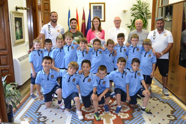 Los prebenjamines de la Escuela de Fútbol son recibidos por la alcaldesa y el edil de Deportes - 1, Foto 1