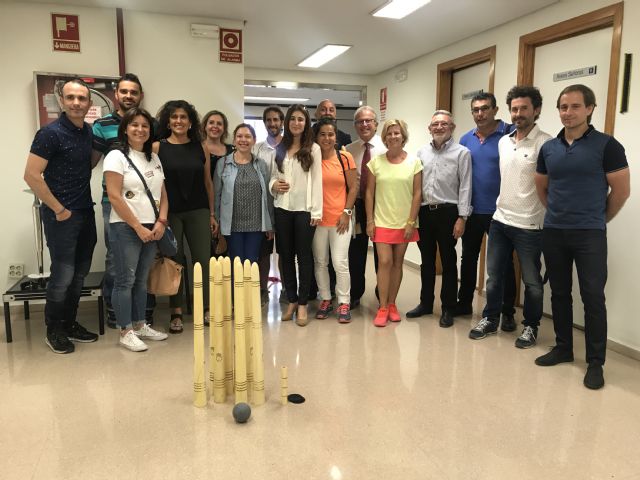 Felipe Coello entrega el material para fomentar el juego de bolos huertanos y caliche en centros educativos - 2, Foto 2