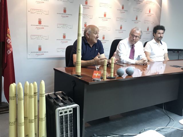 Felipe Coello entrega el material para fomentar el juego de bolos huertanos y caliche en centros educativos - 3, Foto 3