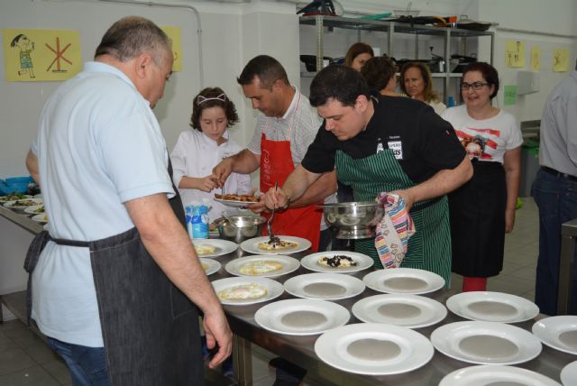 Jornada de degustación de platos elaborados por los alumnos del curso de cocina de ADIA - 2, Foto 2