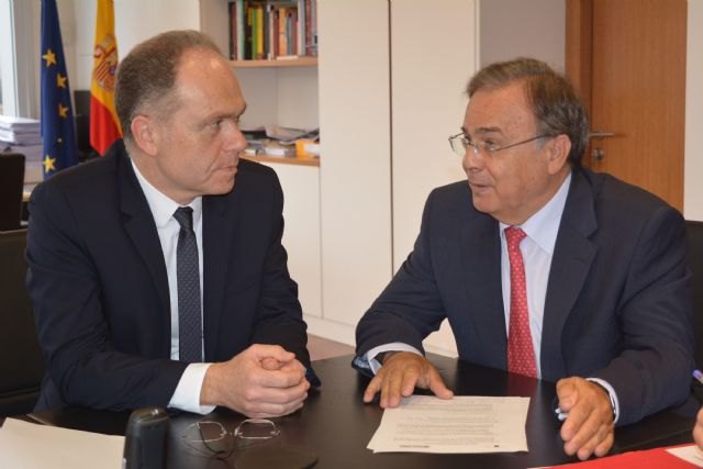 El consejero de Fomento e Infraestructuras, Patricio Valverde (d), se reunió hoy con el presidente de Adif, Juan Bravo (i), para analizar la situación de los proyectos que conectarán la Región de Murcia a la red de alta velocidad / CARM, Foto 1