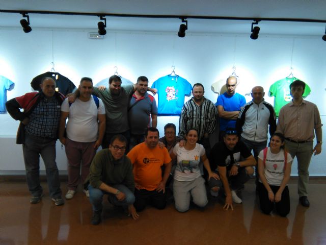 AFEMAC visita la exposición Camisetas solidarias - 1, Foto 1
