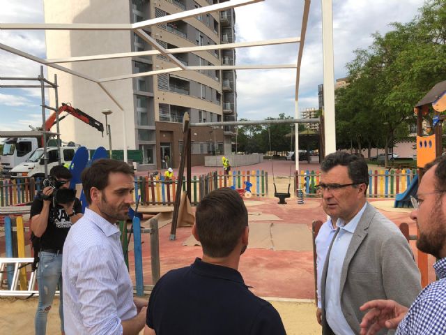 El Alcalde Ballesta visita las obras de la nueva zona verde en Santa Cruz - 2, Foto 2