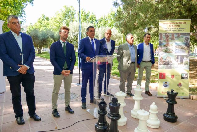 El alcalde presenta el cartel del Campeonato de España de Ajedrez que tendrá lugar en Murcia - 2, Foto 2