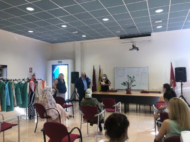 Diez mujeres mejoran su empleabilidad participando en el curso de costura del Servicio de Empleo - 1, Foto 1