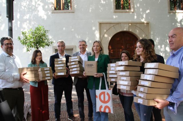 Ciudadanos convierte la lona que le obligó a retirar la JEC en objetos reciclados realizados por jóvenes que simbolizan sus problemas reales - 2, Foto 2
