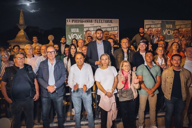 Antelo afirma en la pegada de carteles que VOX es “la alternativa patriota frente a la coalición de socialistas y populares que votan juntos el 90% de las veces” - 1, Foto 1