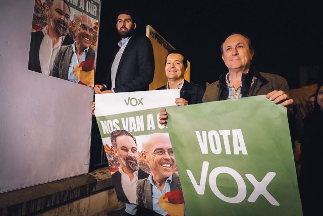 Antelo afirma en la pegada de carteles que VOX es “la alternativa patriota frente a la coalición de socialistas y populares que votan juntos el 90% de las veces” - 2, Foto 2