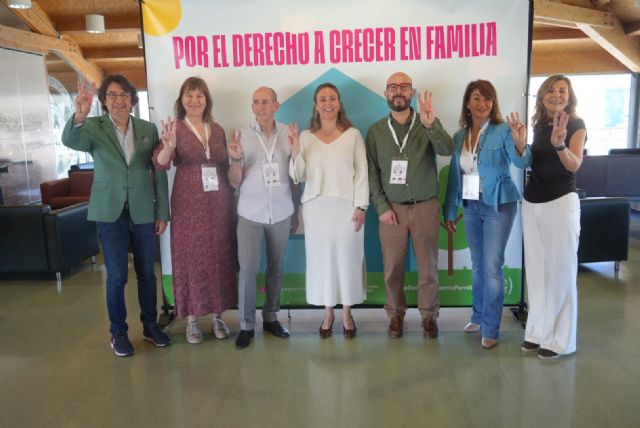 661 menores tutelados por la Comunidad son acogidos por familias de la Región - 1, Foto 1