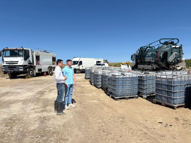 Continúan los trabajos de limpieza del vertido de crudo en una finca agrícola de Calasparra - 1, Foto 1