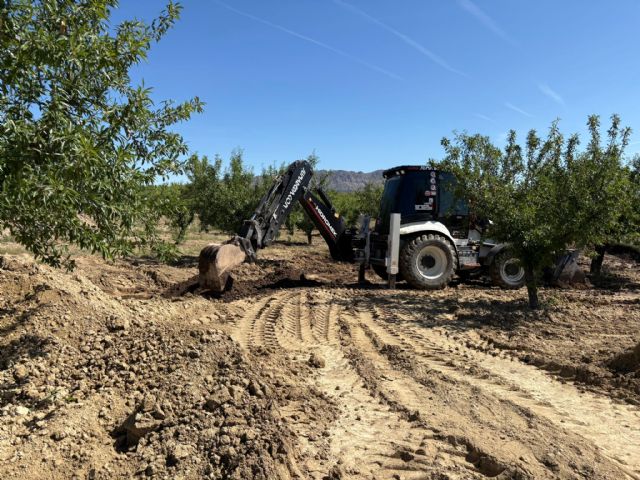 Continúan los trabajos de limpieza del vertido de crudo en una finca agrícola de Calasparra - 3, Foto 3