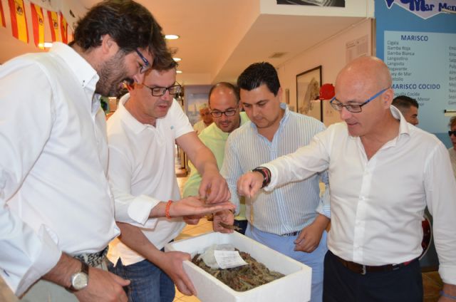 El consejero de Turismo, Juan Hernández y el alcalde, José Miguel  Luengo promocionan los productos del Mar Menor, en Santiago de la Ribera - 1, Foto 1