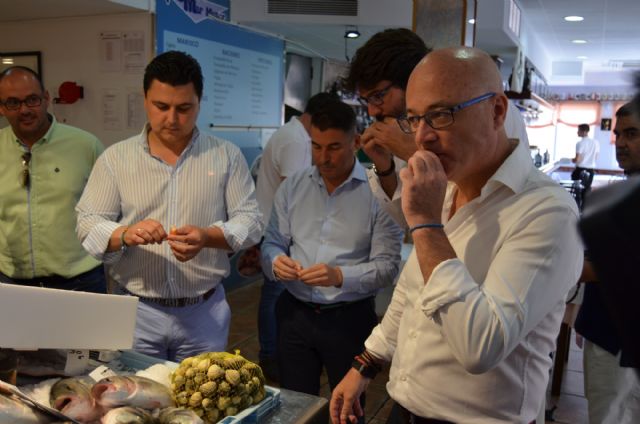 El consejero de Turismo, Juan Hernández y el alcalde, José Miguel  Luengo promocionan los productos del Mar Menor, en Santiago de la Ribera - 2, Foto 2