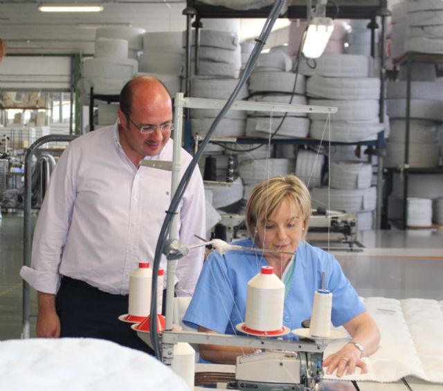 El presidente de la Comunidad, Pedro Antonio Sánchez, visitó hoy en Yecla la empresa Colchones Ecus - 1, Foto 1