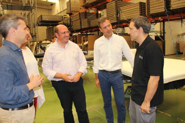El presidente de la Comunidad, Pedro Antonio Sánchez, visitó hoy en Yecla la empresa Colchones Ecus - 2, Foto 2