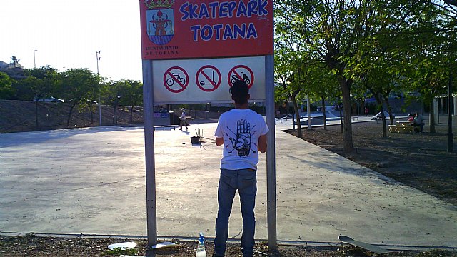 Se prohíbe el acceso a los scooters o patinetes en el skatepark de Totana