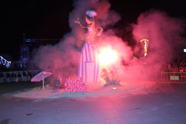 La noche de San Juan reúne a cientos de vecinos en torno a la quema de la falla - 1, Foto 1