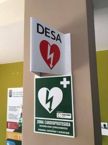 They report theft of the defibrillator installed in the School Room, Foto 2