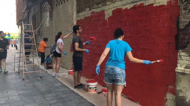 Más de un centenar de voluntarios pintan y decoran 50 fachadas y persianas de comercios del barrio de Santa Eulalia - 1, Foto 1