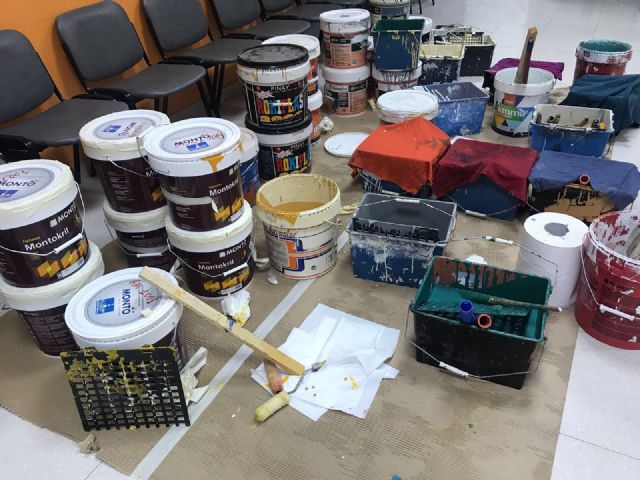 Más de un centenar de voluntarios pintan y decoran 50 fachadas y persianas de comercios del barrio de Santa Eulalia - 2, Foto 2