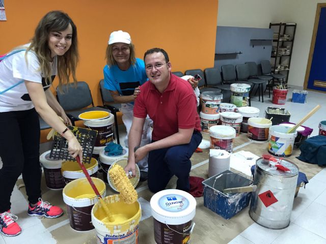 Más de un centenar de voluntarios pintan y decoran 50 fachadas y persianas de comercios del barrio de Santa Eulalia - 3, Foto 3