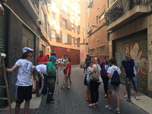 Más de un centenar de voluntarios pintan y decoran 50 fachadas y persianas de comercios del barrio de Santa Eulalia - 4, Foto 4