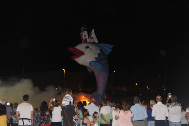 Cientos de vecinos disfrutan la noche de San Juan en San Pedro del Pinatar - 1, Foto 1