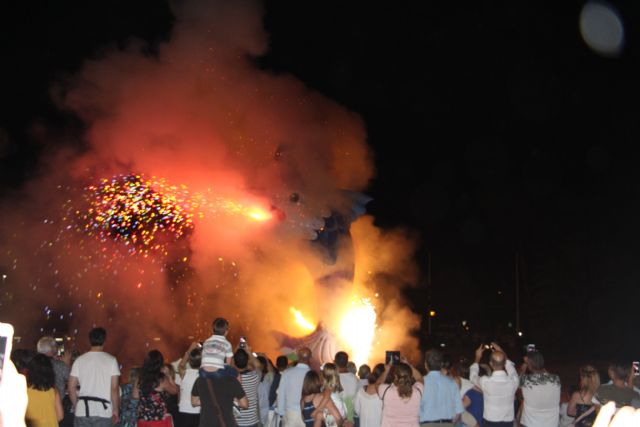 Cientos de vecinos disfrutan la noche de San Juan en San Pedro del Pinatar - 2, Foto 2