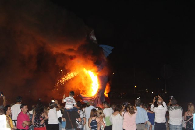 Cientos de vecinos disfrutan la noche de San Juan en San Pedro del Pinatar - 3, Foto 3