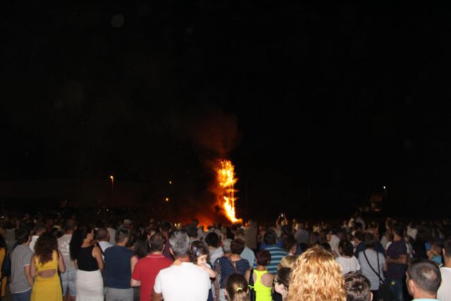 Cientos de vecinos disfrutan la noche de San Juan en San Pedro del Pinatar - 4, Foto 4