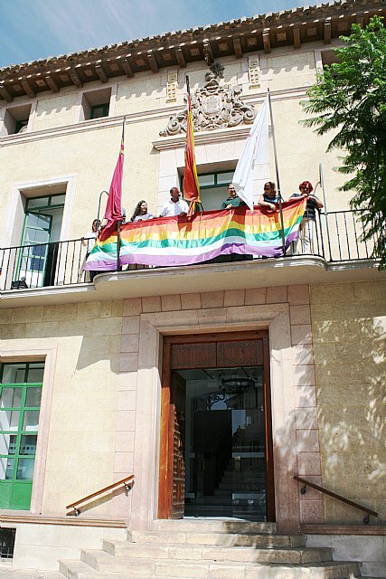La bandera arcoíris ya luce en el balcón principal del Ayuntamiento con motivo de la celebración de la Semana por el Respeto y la Igualdad LGTBI en Totana, Foto 2