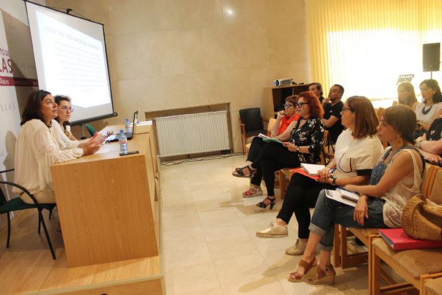 Policía, Guardia Civil, Servicios Sociales y personal del Ayuntamiento en general se forman en materia de violencia de género - 1, Foto 1